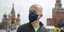 Άνδρας με μάσκα για τον κορωνοϊό στη Ρωσία