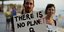άνδρας και γυναίκα σε διαδήλωση υπέρ περιβάλλοντος για κλίμα