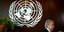 Το λογότυπο των Ηνωμένων Εθνών πίσω από τον γγ του ΟΗΕ, Αντόνιο Γκουτέρες