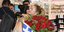 Στεφανία Λυμπερακάκη στο αεροδρόμιο με λουλούδια και ελληνική σημαία
