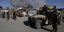 στρατιώτες στο Αφγανιστάν έξω από στρατιωτικό όχημα