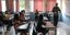Δάσκαλος όρθιο κάνει μάθημα σε μαθητές σε αίθουσα διδασκαλίας