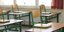 Αίθουσα σχολείου με θρανία και καρέκλες 