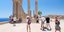 Τουρίστες βλέπουν τον αρχαίο ναό της Λίνδου στην Ρόδο και βγάζουν φωτογραφίες 