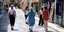τουρίστες για βόλτα στα μαγαζιά σε πεζόδρομο στην Πλάκα