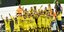 Οι παίκτες της Βιγιαρεάλ με το τρόπαιο του Europa League μετά τη νίκη τους επί της Μάντσεστερ Γιουνάιτεντ στον τελικό της διοργάνωσης