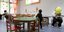 βρεφονηπιακός σταθμός με τραπέζια παιδί και γυναίκα που κρατά μπαλόνι