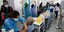 Γιατροί κάνουν εμβολιασμούς σε αίθουσα στη Χιλή