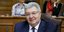 Ο Γενικός Γραμματέας Απόδημου Ελληνισμού και Δημόσιας Διπλωματίας του υπουργείου Εξωτερικών, Γιάννης Χρυσουλάκης χαμογελάει στα έδρανα Βουλής