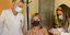 Ζέττα Μακρή με μάσκα κάνει εμβόλιο σε εμβολιαστικό κέντρο