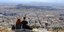 Ζευγάρι βλέπει την Αθήνα από ψηλά 