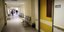 νοσοκομείο διάδρομος κίτρινη πόρτα