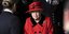 Βασιλίσσα Ελισάβετ με κόκκινο παλτό και κόκκινο καπέλο