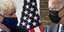 Μπόρις Τζόνσον και Τζο Μπάιντεν με μάσκα και πίσω τους η αμερικανική σημαία
