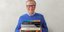 O συνιδρυτής της Microsoft, Μπιλ Γκέιτς με τα βιβλία που προτείνει για το καλοκαίρι