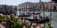 Τουρίστες επιβιβάζονται σε γόνδολες στη Βενετία