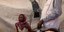 γιατρός από τους γιατρούς χωρίς σύνορα εξετάζει νεαρή γυναίκα στην Αιθιοπία
