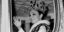 Η αυτοκράτειρα Φαράχ, σύζυγος του Σάχη του Ιράν, φορώντας την κορώνα της χαιρετά τον κόσμο, το 1967 μετά την τελετή στέψης