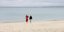Oι σύζυγοι Τζόνσον και Μπάιντεν με το μωρό, στην παραλία της Κορνουάλης