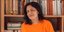 Η στιχουργός Ελεάνα Βραχάλη με πορτοκαλί tshirt