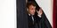 Ο πρόεδρος της Γαλλίας Εμανουέλ Μακρόν βγαίνει από το παραβάν των περιφεριακών εκλογών