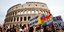 Διαδηλωτές της ΛΟΑΤΚΙ κοινότητας στη Ρώμη, με φόντο το Κολοσσαίο
