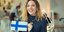 γυναίκα χαμογελάει με φινλανδική σημαία