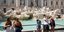 Πολίτες με μάσκες στην Φοντάνα ντι Τρέβι της Ιταλίας