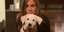 H Τζένιφερ Άνιστον αγκαλιά με τον σκύλο της 
