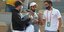 O Κωνσταντίνος Μητσοτάκης (δεξιά) πανηγυρίζει τη νίκη Σάκκαρη στο Roland Garros