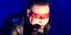 Ο Μέριλιν Μάνσον με μια κόκκινη γραμμή στο ύψος των ματιών σε συναυλία του
