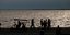 Κόσμος στην παραλία της Θεσσαλονίκης κατά το ηλιοβασίλεμα