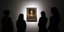 άνθρωποι κοιτάζουν τον πίνακα Salvator Mundi που λέγεται ότι φιλοτέχνησε ο Λεονάρντο ντα Βίντσι