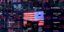 Πίνακας μετοχών στο Χρηματιστήριο της Νέας Υόρκης με φόντο τα χρώματα της σημαίας των ΗΠΑ