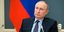 Πούτιν κάθεται ομιλία μικρόφωνο ρωσική σημαία