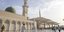 τέμενος στη Σαουδική Αραβία με κόσμο από έξω