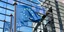 σημαίες της εε μπροστά απότο κτίριο του ευρωκοινοβουλίου