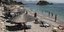 «Ξεχύθηκαν» στις παραλίες οι Αθηναίοι για βουτιές και ηλιοθεραπεία 