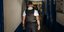 Αστυνομικός στη Γαλλία μέσα σε διάδρομο κτιρίου