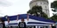 Μεγάλη ελληνική σημαία μπροστά από τον Λευκό Πύργο σε εκδήλωση μνήμης για τους Ισαάκ και Σολωμού