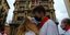 Ζευγάρι φιλιέται στο στόμα πάνω από τη μάσκα σε πλατεία της Ισπανίας