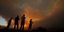Κάτοικοι κοιτούν τη φωτιά που ξέσπασε στην Κύπρο