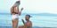 Ο Γιώργος Μαυρίδης την ώρα που κάνει πρόταση γάμου στην παραλία στην Κρίστι