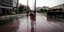 γυναίκα περπατάει σε βροχή στο κέντρο της Αθήνας