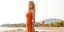 Η Κατερίνα Καινούργιου με πορτοκαλί φόρεμα