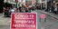 κόκκινη πινακίδα σε δρόμο στη Βρετανία
