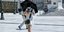 κοπέλα κρατάει ομπρέλα για καύσωνα και περπατάει στο κέντρο στην Αθήνα