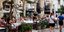 τουρίστες καθόνται σε μαγαζί στο κέντρο της Αθήνας