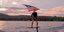 Ο Μαρκ Ζούκερμπεργκ κάνει σερφ κρατώντας τη σημαία των ΗΠΑ