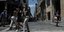 Κορωνοϊός: Πολίτες με μάσκες περπατούν στην Ερμού